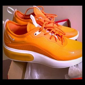 Women’s sneakers size 7